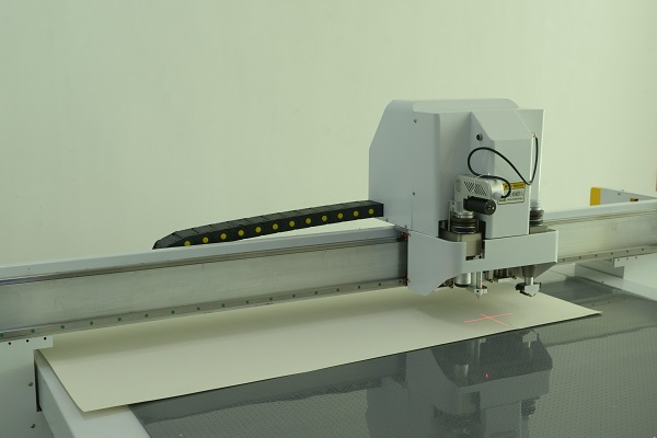 Digitaler Pappkarton-Beispielausschnitt, der Maschine herstellt